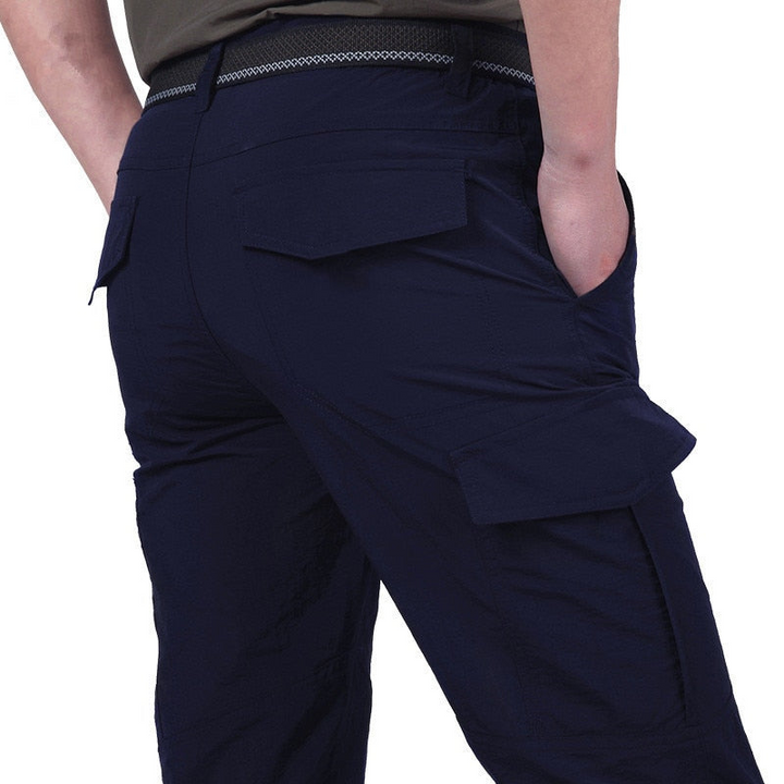"Moderne Herren Cargo Hose mit Klappentaschen, robuste Materialien, in stilvollen Farben wie Beige, Blau, Grau und Schwarz."