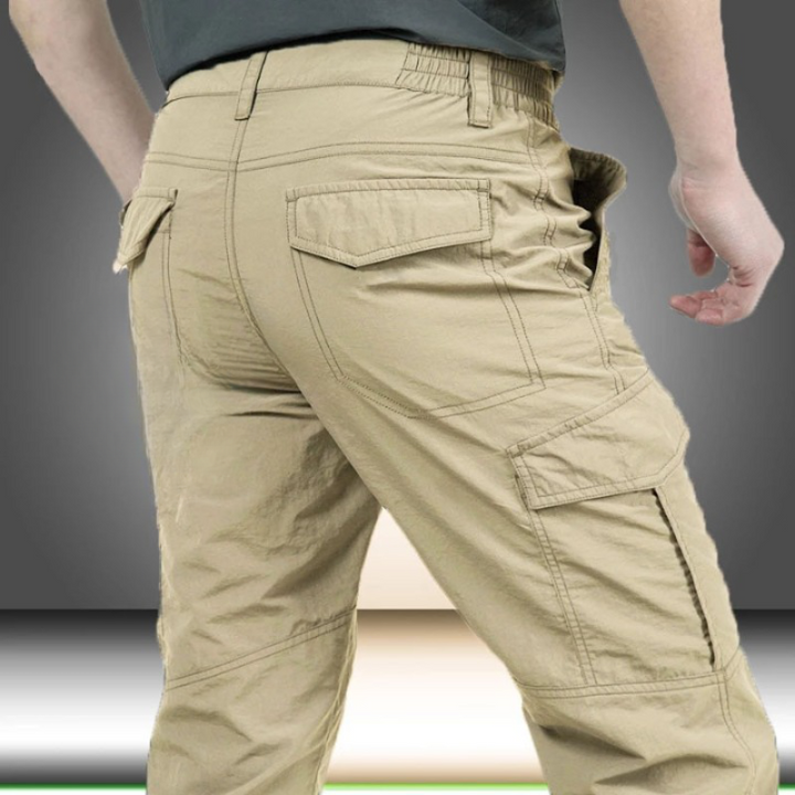 "Moderne Herren Cargo Hose mit Klappentaschen, robuste Materialien, in stilvollen Farben wie Beige, Blau, Grau und Schwarz."