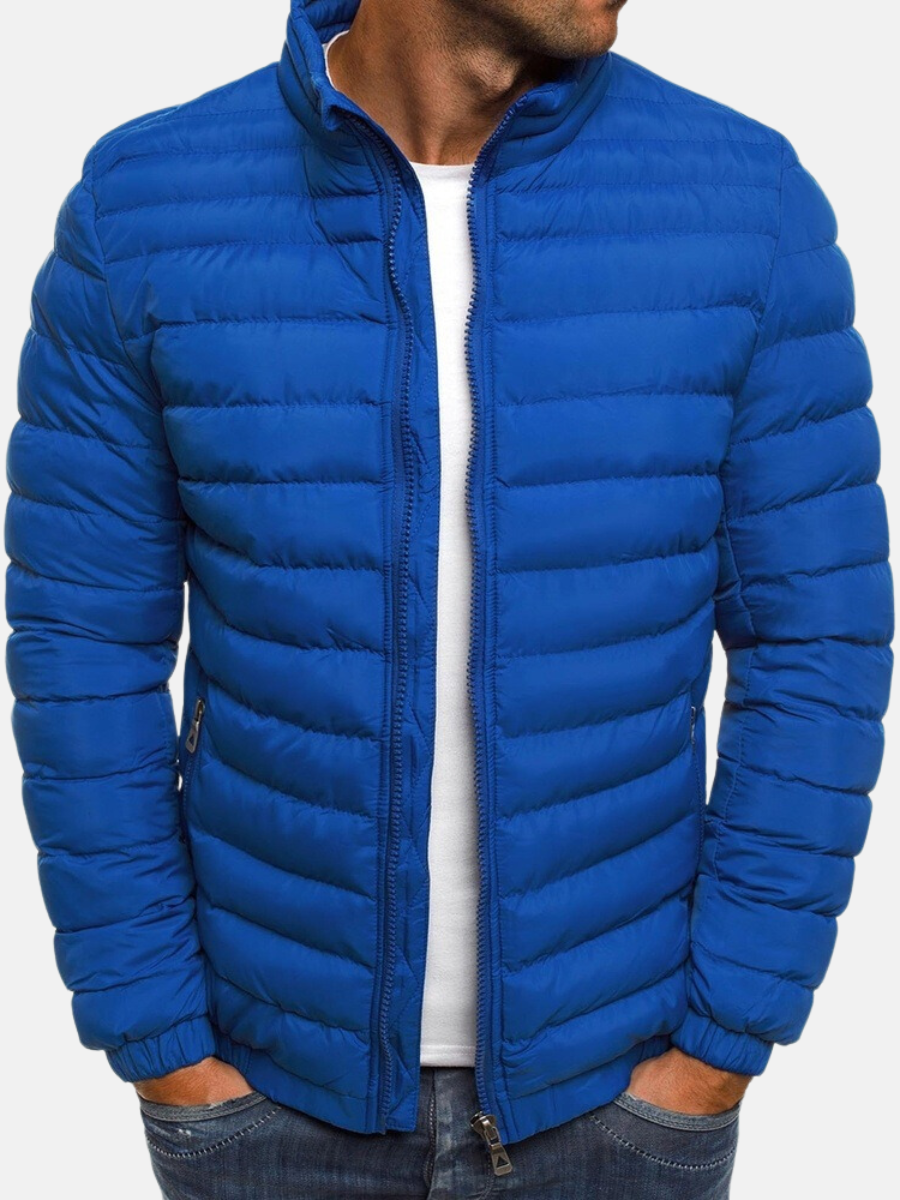 "Moderne Herren Steppjacke mit verstellbarer Kapuze, stilvolles urbanes Design, ideal für kaltes Wetter, funktionell elegant.
