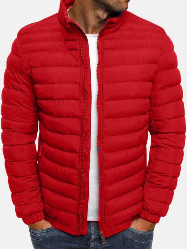 "Moderne Herren Steppjacke mit verstellbarer Kapuze, stilvolles urbanes Design, ideal für kaltes Wetter, funktionell elegant.