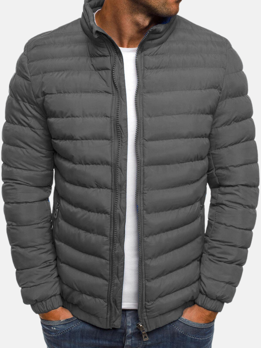 "Moderne Herren Steppjacke mit verstellbarer Kapuze, stilvolles urbanes Design, ideal für kaltes Wetter, funktionell elegant.