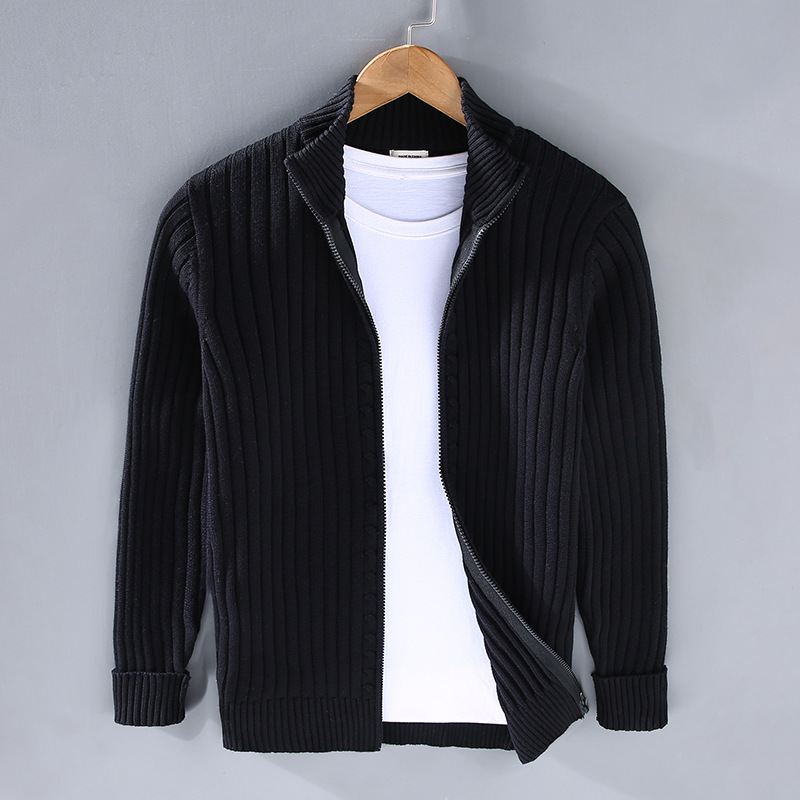 "Moderne Herren Strickjacke aus Baumwolle, elegante Passform, klassische Farben, Vorderansicht, ideal für jeden Anlass."