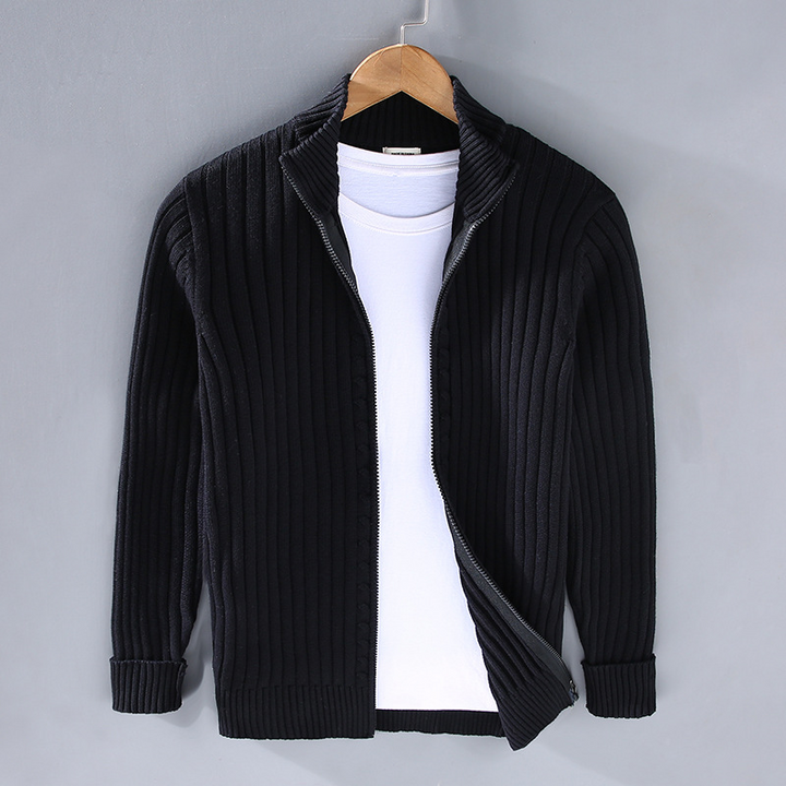 "Moderne Herren Strickjacke aus Baumwolle, elegante Passform, klassische Farben, Vorderansicht, ideal für jeden Anlass."
