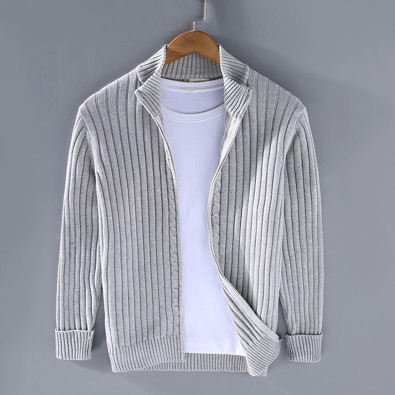"Moderne Herren Strickjacke aus Baumwolle, elegante Passform, klassische Farben, Vorderansicht, ideal für jeden Anlass."