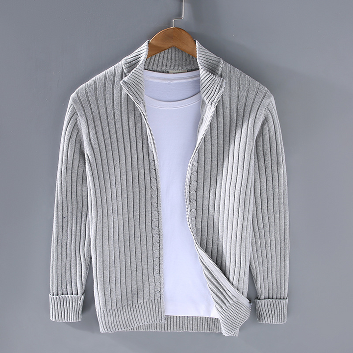"Moderne Herren Strickjacke aus Baumwolle, elegante Passform, klassische Farben, Vorderansicht, ideal für jeden Anlass."
