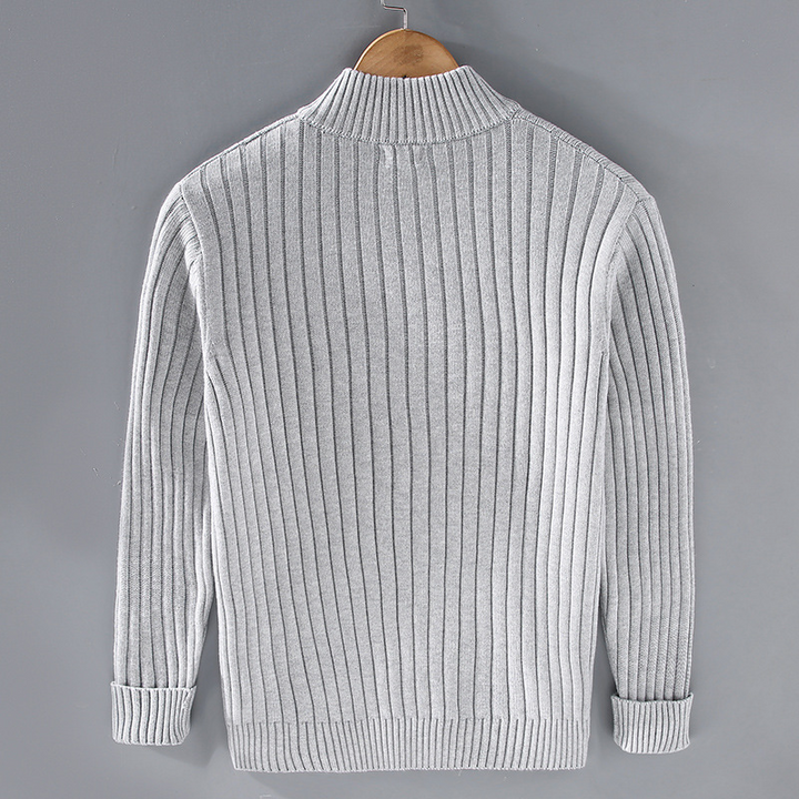 "Moderne Herren Strickjacke aus Baumwolle, elegante Passform, klassische Farben, Vorderansicht, ideal für jeden Anlass."