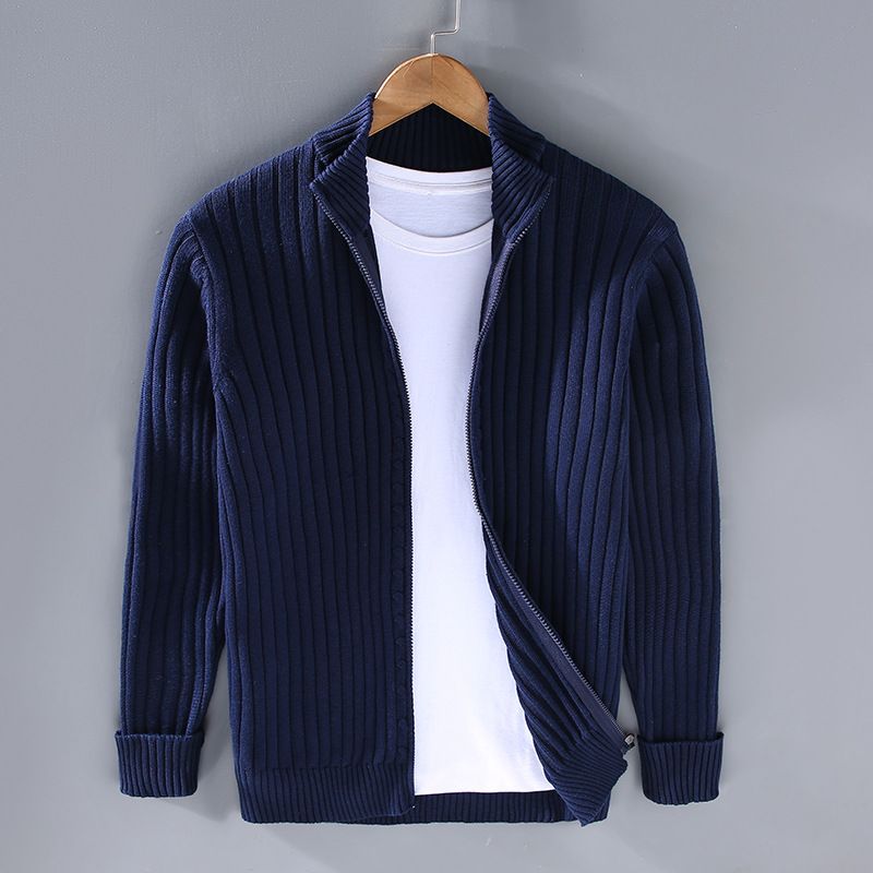 "Moderne Herren Strickjacke aus Baumwolle, elegante Passform, klassische Farben, Vorderansicht, ideal für jeden Anlass."