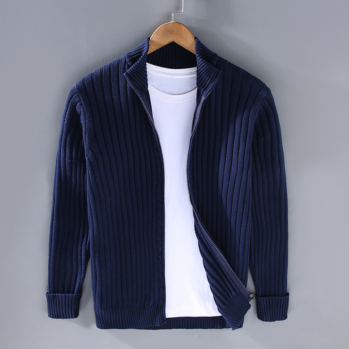 "Moderne Herren Strickjacke aus Baumwolle, elegante Passform, klassische Farben, Vorderansicht, ideal für jeden Anlass."