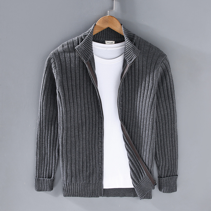 "Moderne Herren Strickjacke aus Baumwolle, elegante Passform, klassische Farben, Vorderansicht, ideal für jeden Anlass."