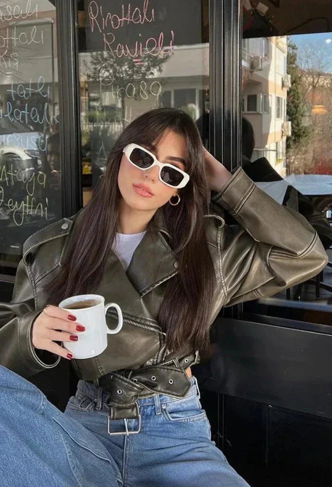 "Moderne kurze Bikerjacke in Lederoptik, schwarz oder grün, XS-XL, mit Reißverschlüssen und Gürtel für stilvollen Look."