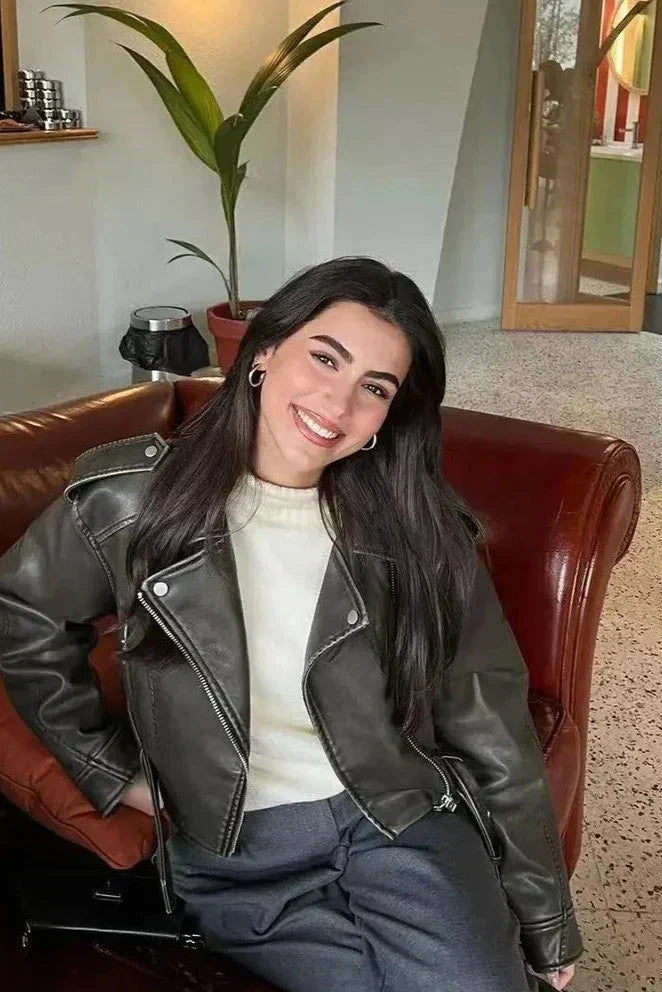 "Moderne kurze Bikerjacke in Lederoptik, schwarz oder grün, XS-XL, mit Reißverschlüssen und Gürtel für stilvollen Look."