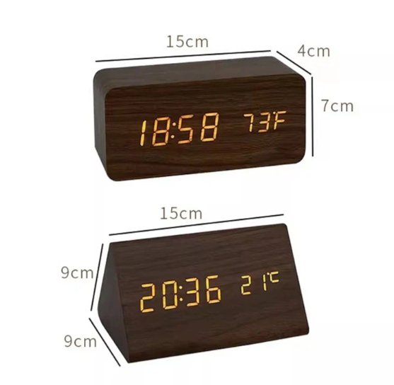 "Moderne LED-Holzuhr mit Sprachaktivierung, elegantes Holzdesign und klare LED-Anzeige, perfekt für Wohnräume."