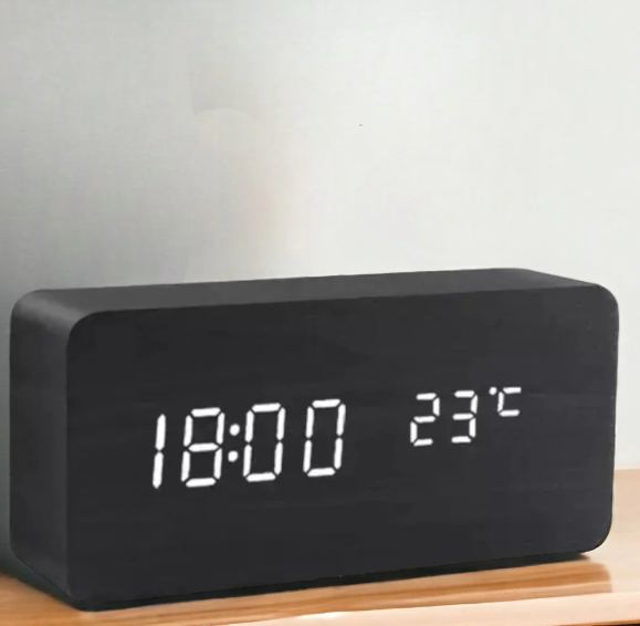 "Moderne LED-Holzuhr mit Sprachaktivierung, elegantes Holzdesign und klare LED-Anzeige, perfekt für Wohnräume."
