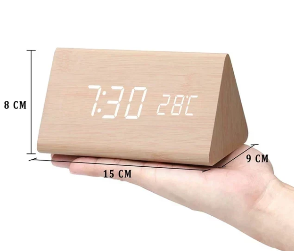 "Moderne LED-Holzuhr mit Sprachaktivierung, elegantes Holzdesign und klare LED-Anzeige, perfekt für Wohnräume."