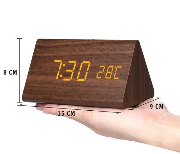 "Moderne LED-Holzuhr mit Sprachaktivierung, elegantes Holzdesign und klare LED-Anzeige, perfekt für Wohnräume."