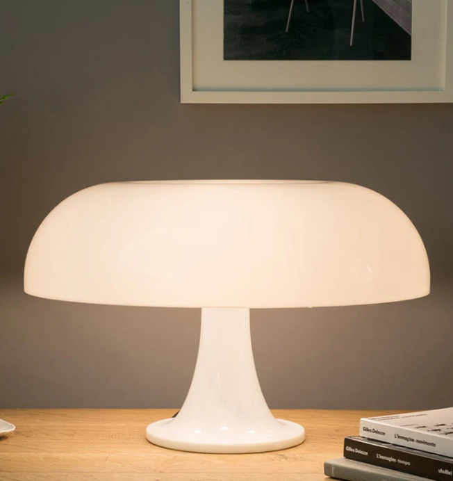 "Moderne LED-Pilz-Tischlampe, minimalistisch, energiesparend, ideal für Wohn- und Schlafzimmer mit sanftem, warmem Licht."