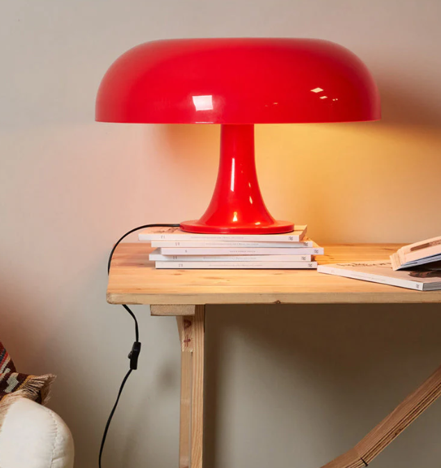 "Moderne LED-Pilz-Tischlampe, minimalistisch, energiesparend, ideal für Wohn- und Schlafzimmer mit sanftem, warmem Licht."