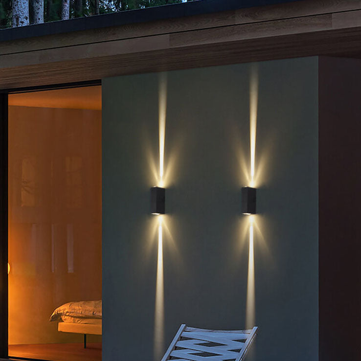 "Moderne schwarze LED-Wandleuchte, wasserdicht, schlankes Design, für Außenbereich wie Terrasse und Garten geeignet."