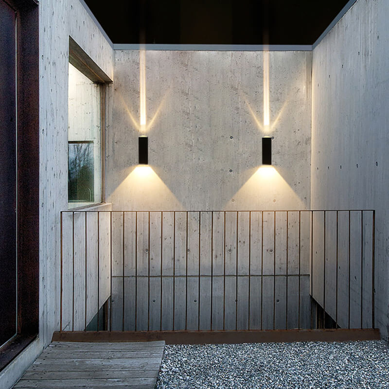 "Moderne schwarze LED-Wandleuchte, wasserdicht, schlankes Design, für Außenbereich wie Terrasse und Garten geeignet."