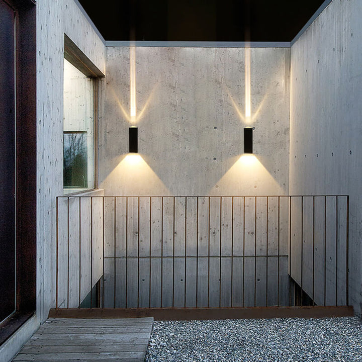 "Moderne schwarze LED-Wandleuchte, wasserdicht, schlankes Design, für Außenbereich wie Terrasse und Garten geeignet."