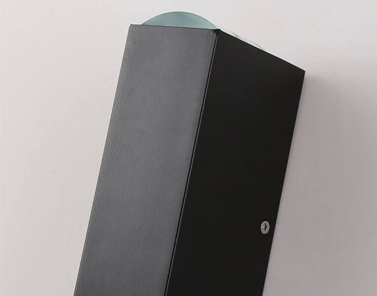 "Moderne schwarze LED-Wandleuchte, wasserdicht, schlankes Design, für Außenbereich wie Terrasse und Garten geeignet."