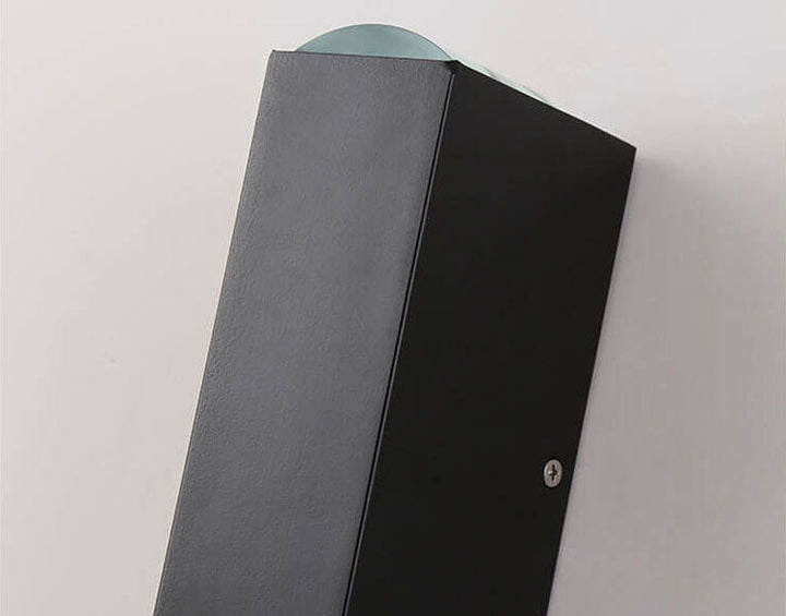 "Moderne schwarze LED-Wandleuchte, wasserdicht, schlankes Design, für Außenbereich wie Terrasse und Garten geeignet."