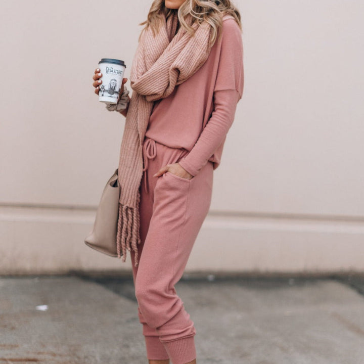 "Moderner Damen Trainingsanzug in Grau, weich und elegant, mit verstellbarem Bund und Taschen, ideal für Freizeit und Entspan