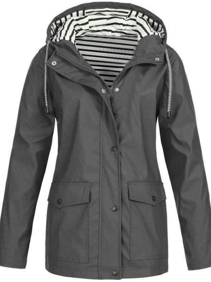 Moderner Damenmantel, wasser- und winddicht, mit Kapuze, mittlere Länge, perfekt für jede Wetterlage und stilvolles Outfit.