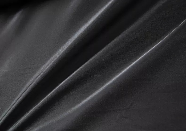 "Moderner, doppellagiger Wintermantel für Herren, stilvoll in Schwarz mit eleganter Silhouette, warm und funktional."