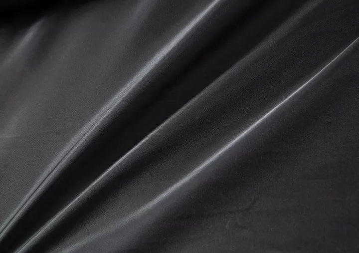 "Moderner, doppellagiger Wintermantel für Herren, stilvoll in Schwarz mit eleganter Silhouette, warm und funktional."