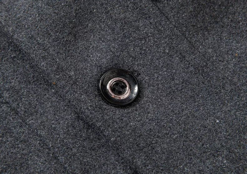 "Moderner, doppellagiger Wintermantel für Herren, stilvoll in Schwarz mit eleganter Silhouette, warm und funktional."