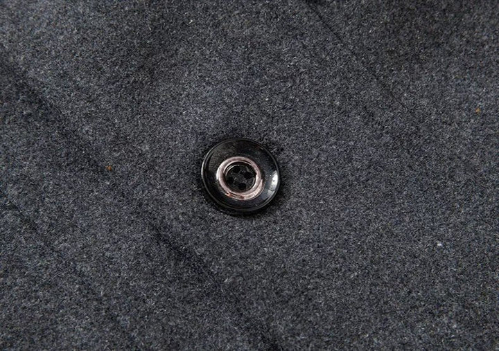 "Moderner, doppellagiger Wintermantel für Herren, stilvoll in Schwarz mit eleganter Silhouette, warm und funktional."