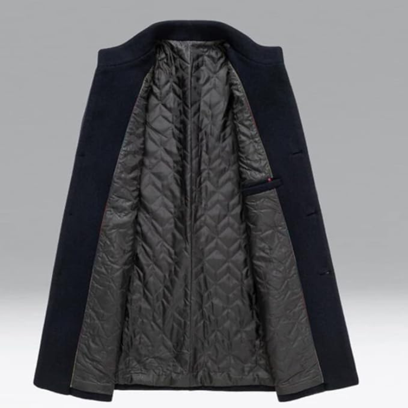 Moderner Herrenmantel für Herbst/Winter, eleganter Schnitt, wärmendes Innenfutter, längerer Schutz, vielseitig kombinierbar.
