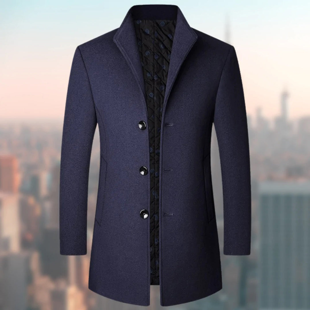 Moderner Herrenmantel für Herbst/Winter, eleganter Schnitt, wärmendes Innenfutter, längerer Schutz, vielseitig kombinierbar.