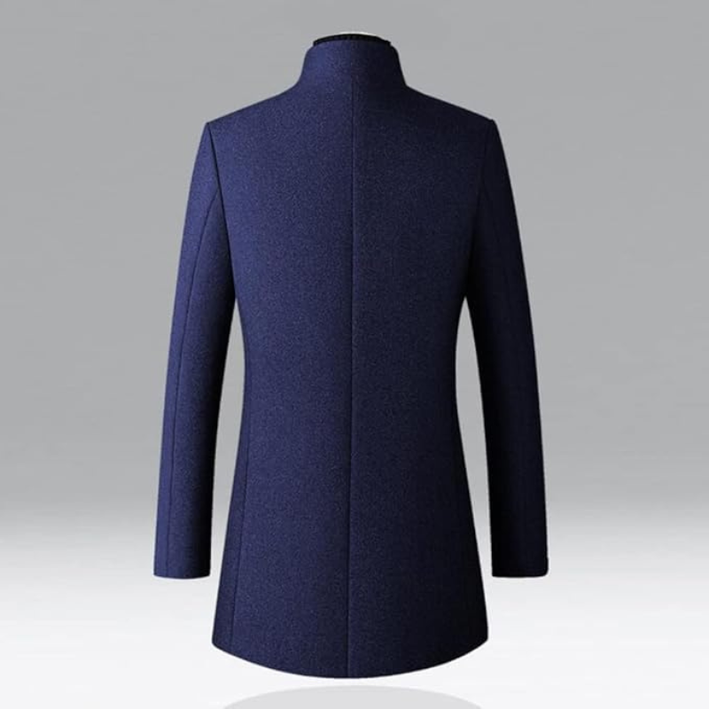 Moderner Herrenmantel für Herbst/Winter, eleganter Schnitt, wärmendes Innenfutter, längerer Schutz, vielseitig kombinierbar.