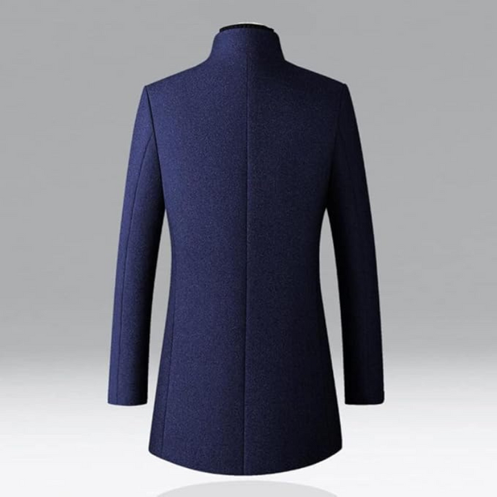Moderner Herrenmantel für Herbst/Winter, eleganter Schnitt, wärmendes Innenfutter, längerer Schutz, vielseitig kombinierbar.