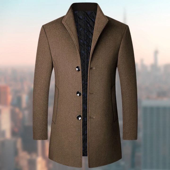 Moderner Herrenmantel für Herbst/Winter, eleganter Schnitt, wärmendes Innenfutter, längerer Schutz, vielseitig kombinierbar.
