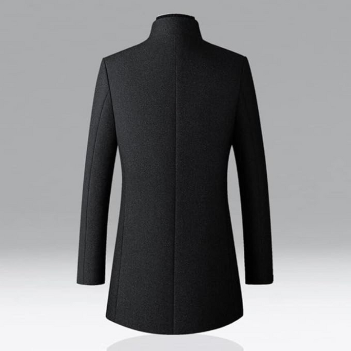 Moderner Herrenmantel für Herbst/Winter, eleganter Schnitt, wärmendes Innenfutter, längerer Schutz, vielseitig kombinierbar.