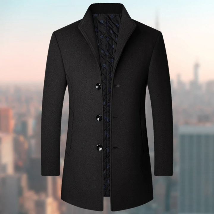 Moderner Herrenmantel für Herbst/Winter, eleganter Schnitt, wärmendes Innenfutter, längerer Schutz, vielseitig kombinierbar.