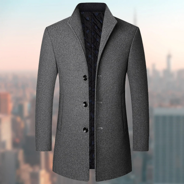 Moderner Herrenmantel für Herbst/Winter, eleganter Schnitt, wärmendes Innenfutter, längerer Schutz, vielseitig kombinierbar.