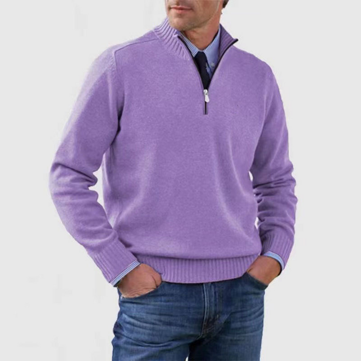 "Moderner Herrenpullover mit halbem Reißverschluss, weiches Material, ideal für kühle Tage und vielseitig kombinierbar."