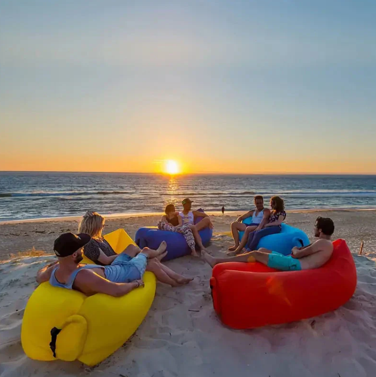 "Moderner, luftgefüllter Liegesessel, leicht zu transportieren, ideal für Strand und Outdoor-Abenteuer."