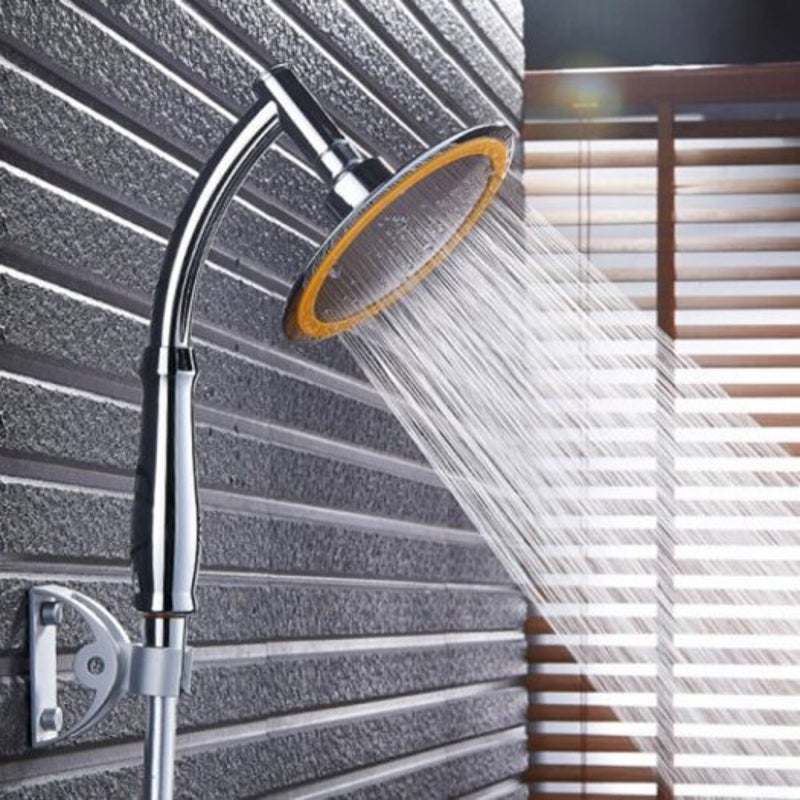 "Moderner runder Regendusche Duschkopf in Silber und Orange, 360-Grad drehbar für luxuriöses Duscherlebnis."