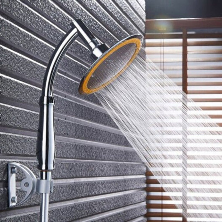 "Moderner runder Regendusche Duschkopf in Silber und Orange, 360-Grad drehbar für luxuriöses Duscherlebnis."