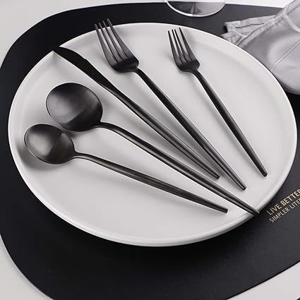 Modernes Besteckset aus Edelstahl in mattem Schwarz, minimalistisches Design, edel, für zeitlose Eleganz am Tisch.