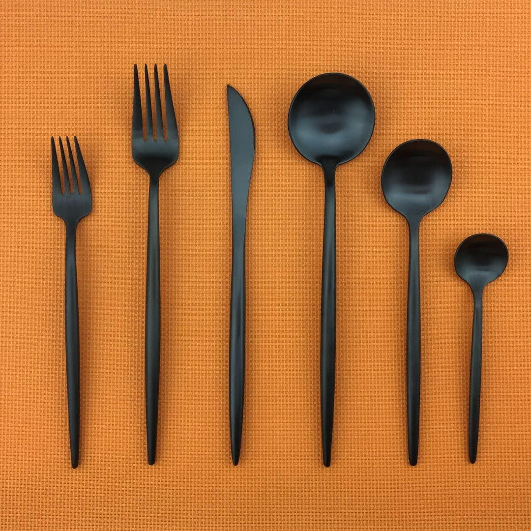 Modernes Besteckset aus Edelstahl in mattem Schwarz, minimalistisches Design, edel, für zeitlose Eleganz am Tisch.