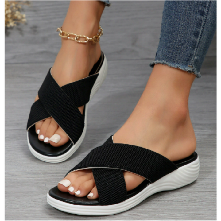 Modische, atmungsaktive Damensandalen in Schwarz mit orthopädischem Komfort und verstellbarer Passform für warme Tage.