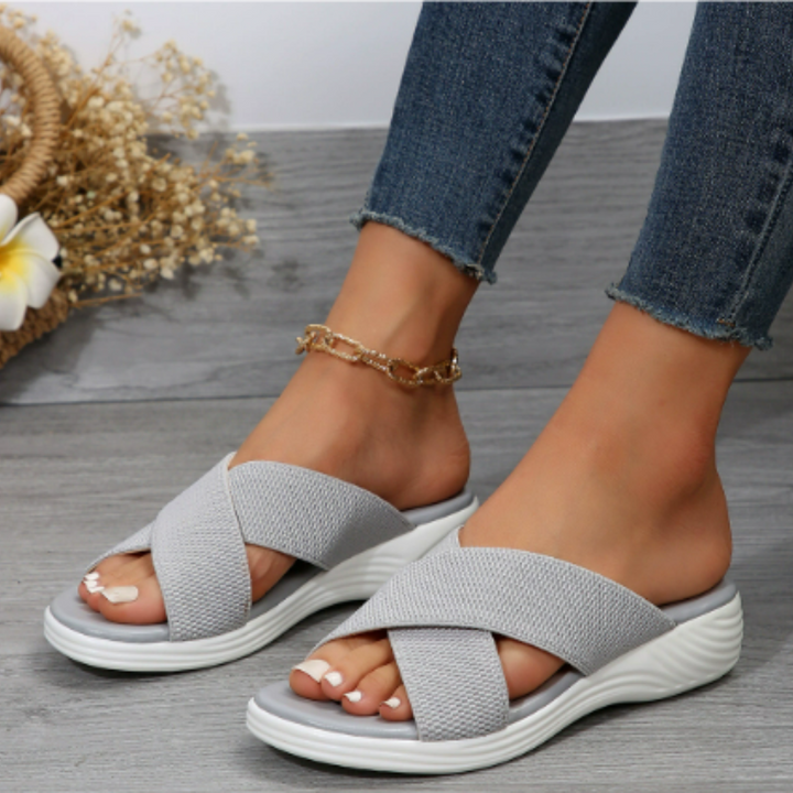 Modische, atmungsaktive Damensandalen in Schwarz mit orthopädischem Komfort und verstellbarer Passform für warme Tage.