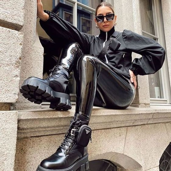 "Modische enge Damenhose, figurbetonend, modern geschnitten, schwarzer Stretchstoff, betont Silhouette, eleganter Look."