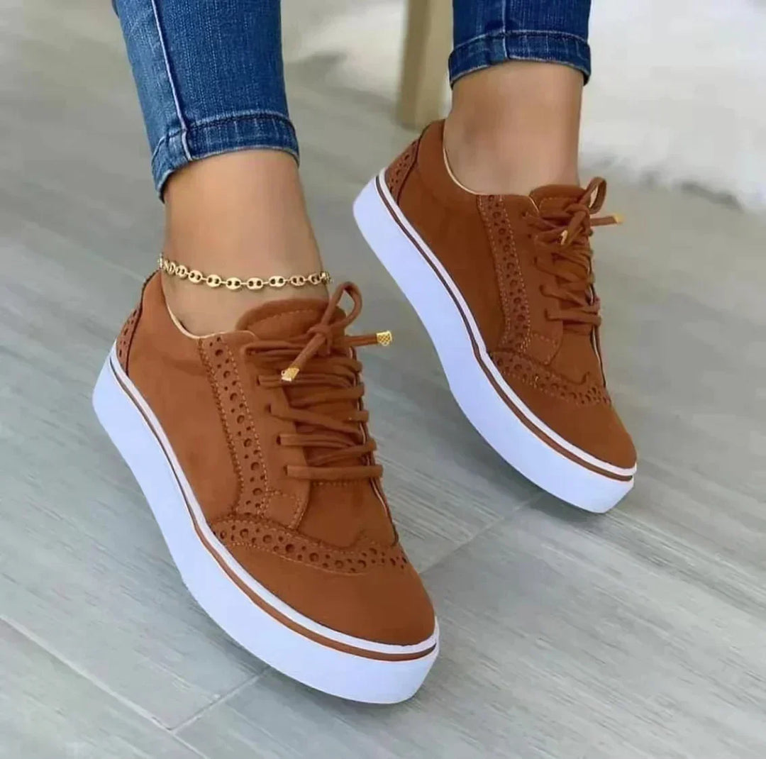 "Monica Damen Slip-On Wanderschuhe, beige, robust, wetterfest, klassisches Design, ideal für Wanderungen und Freizeit."